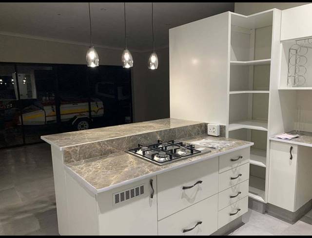 4 BEDROOM HOUSE FOR SALE IN FRAAIUITSIG
